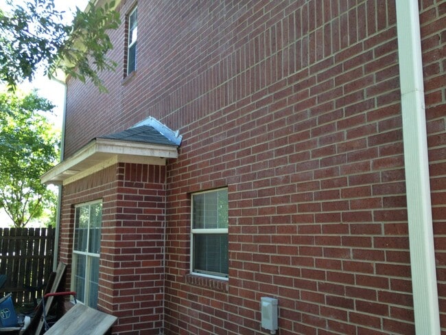 Building Photo - THREE BEDROOMS, THREE BATHS, PRIVACY FENCED BACK YARD, PET FRIENDLY