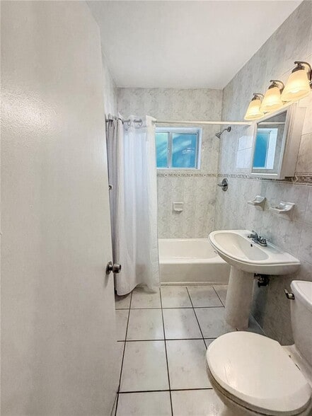 Building Photo - 1575 SW 12th Ave