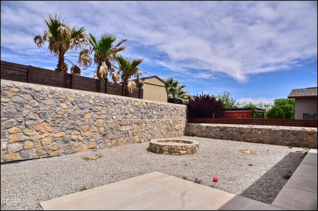 Building Photo - 14373 High Rock Dr