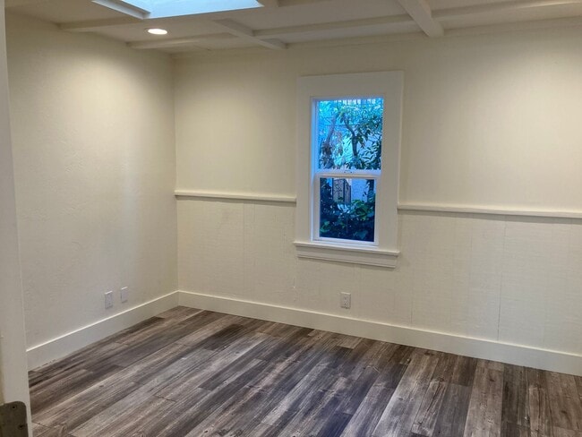 Building Photo - Remodeled Tri-Plex Minutes Away from the Beach!