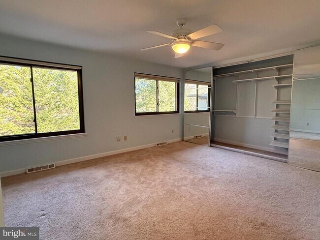 Building Photo - 71 Oak Knoll Dr