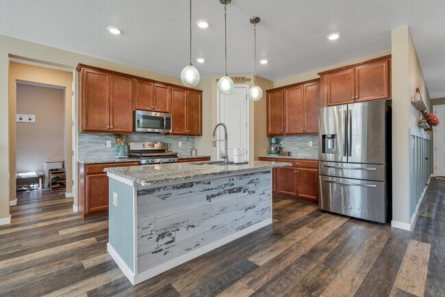 Building Photo - 5 Bed 4 Bath Home in Elizabeth