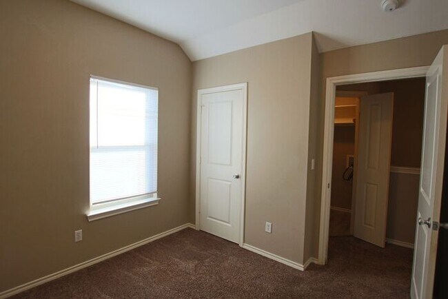 Building Photo - 2-Bedroom Townhouse for Rent in the Heart ...