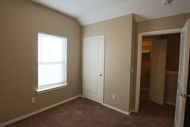 Building Photo - Available Now! 2 Bed 1.5 Bath Townhome! Li...