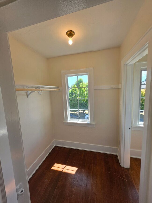 Building Photo - 711 N L St