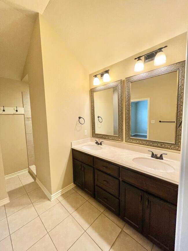 Building Photo - Beautiful 3-bed/2-bath with garage!