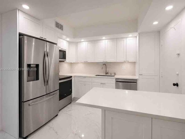 Building Photo - 500 Bayview Dr