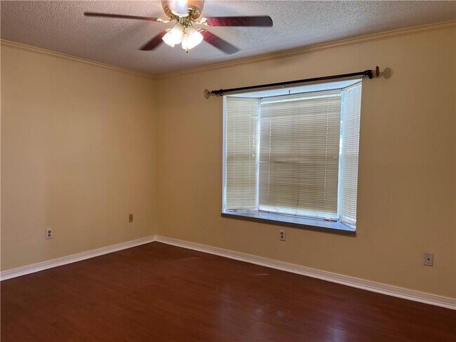 Building Photo - 1002 Dr