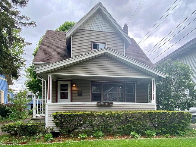 Building Photo - Charming 2-Bedroom Home in Saint Louis with Cozy 900 Sq Ft Layout!