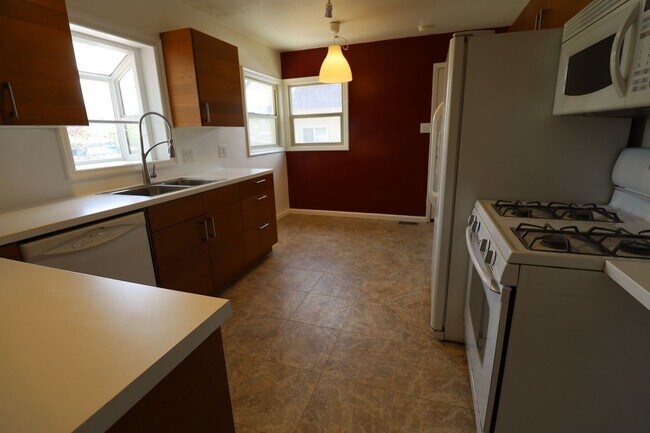 Building Photo - 360 N SF
