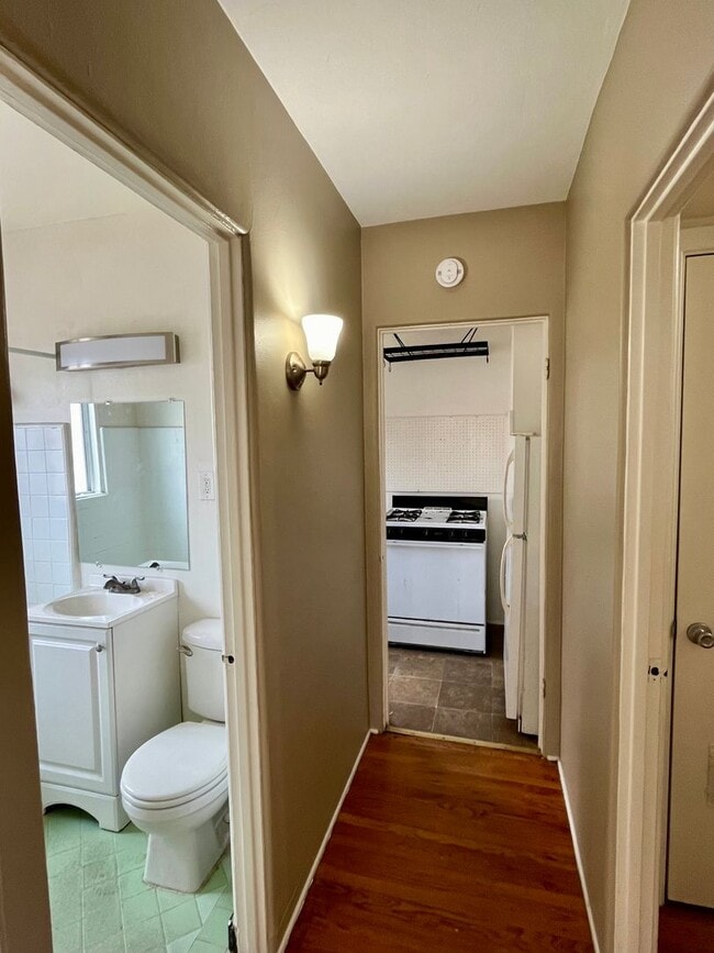 Building Photo - Large 1 Bed/1 Bath Hillcrest