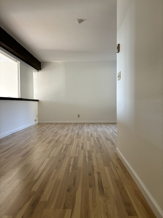 Building Photo - 1007 S Catalina Ave