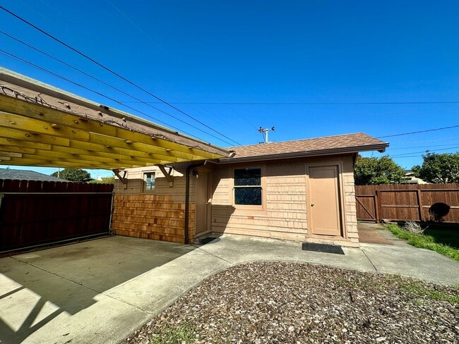 Building Photo - Craftsman Bungalow with Fantastic Fenced Yard
