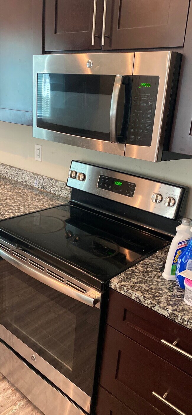 Building Photo - Now Leasing! Spacious 6-Bedroom, 6.5-Bathroom student house just minutes from campus. Only $725/m...