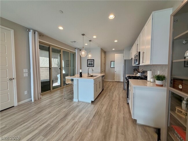 Building Photo - 572 Pear Lake St