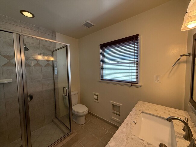 Building Photo - Adams Duplex -814/816 Rental Units