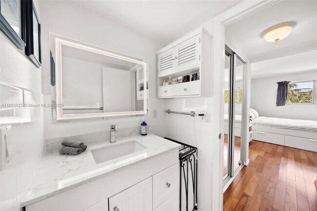 Building Photo - 1674 Bay Rd