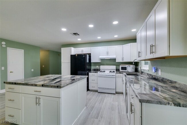 Building Photo - 605 Mosswood Dr