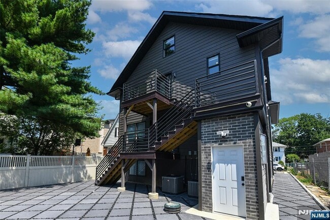Building Photo - 332 Coolidge Ave