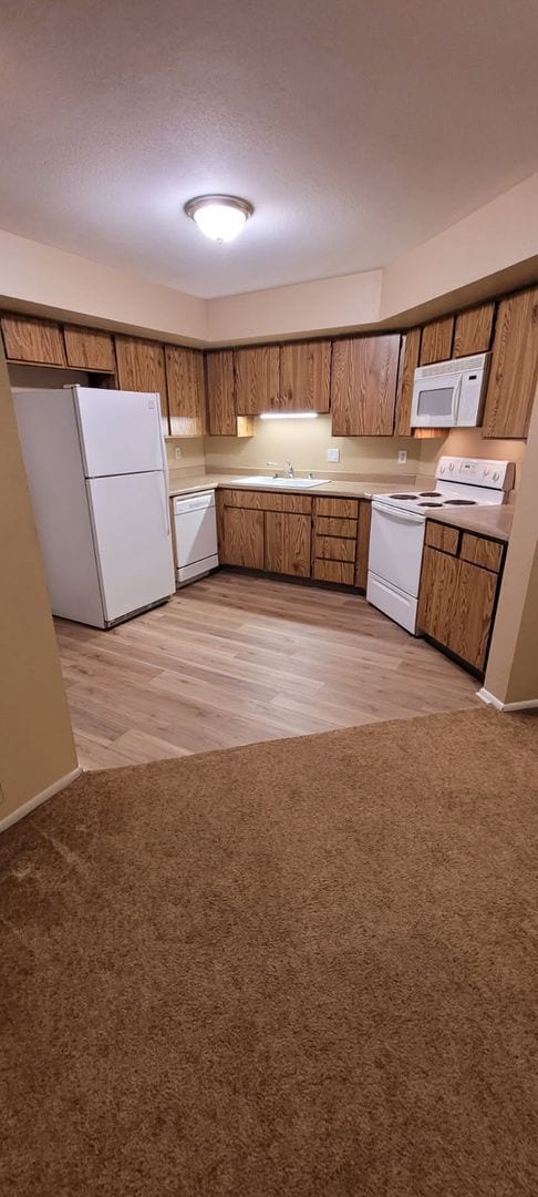 Building Photo - 2 STORY TOWNHOME WITH ATTACHED GARAGE WATER INCL