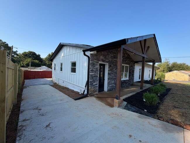 Building Photo - 1278 Chulio Rd SE