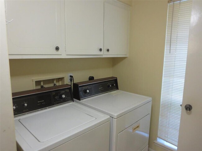 Building Photo - 1006 Walnut Bend Ln