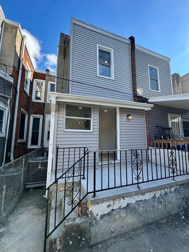 Building Photo - Fully renovated, bright, and spacious 3-bedroom, 1.5-bath home in an amazing location.