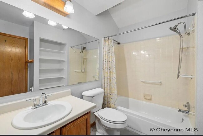 Building Photo - 3 BEDROOM, 2 BATHROOM TOWNHOME WITH 1 CAR ...