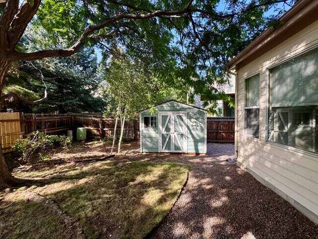 Building Photo - Available October 10th is this open layout 5 bedroom home in Green Mountain!