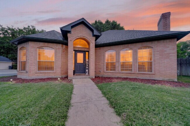 Building Photo - Exceptional Home in Arlington – Great Layout & Prime Location