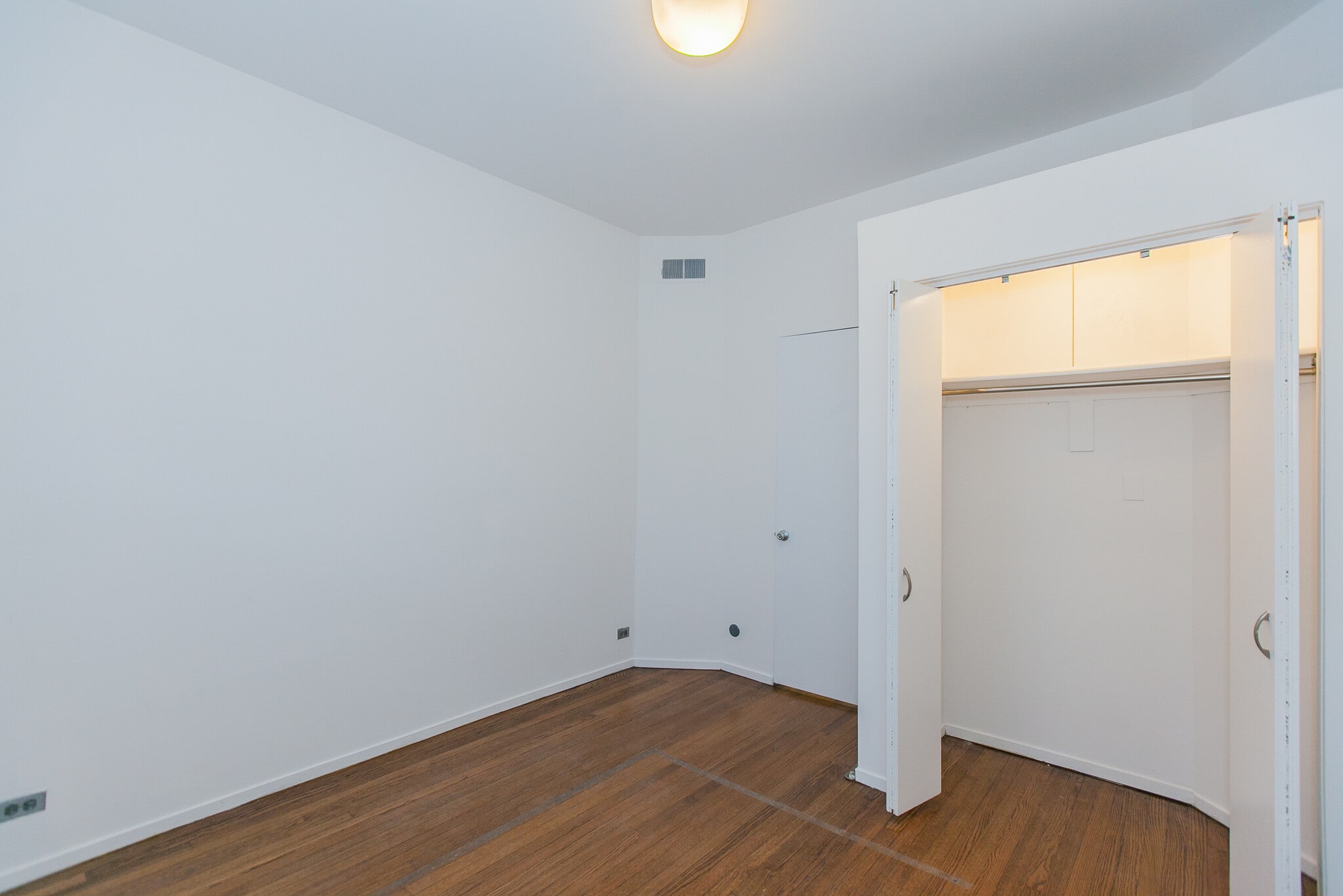 Building Photo - 727 W Cornelia Ave
