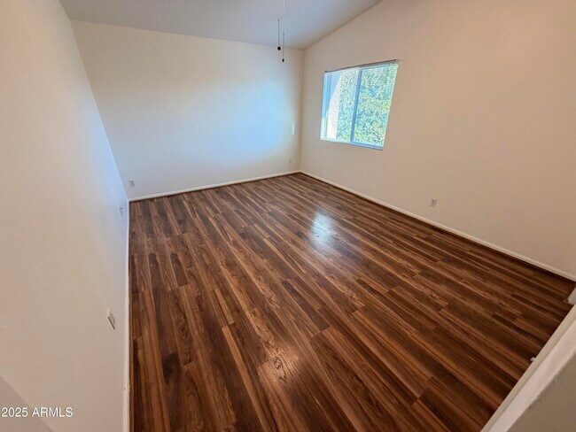 Building Photo - 2506 E Shaw Butte Dr