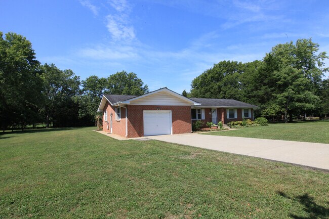 Building Photo - 707 Cathy Ct