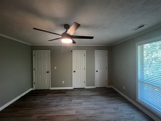 Building Photo - 5853 Century Oaks Dr