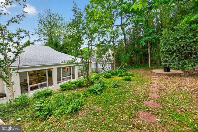 Building Photo - 3305 W Coquelin Terrace