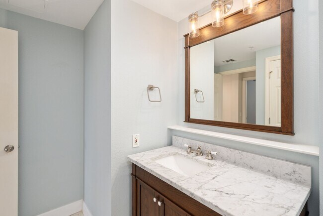 Building Photo - Downtown Orlando One Bedroom with Lake Eola View * * Modernized Waverly Condo