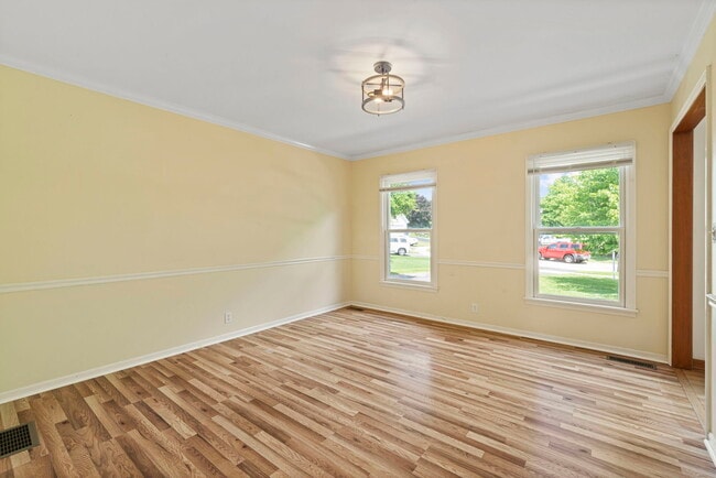 Building Photo - 630 Maple Ct