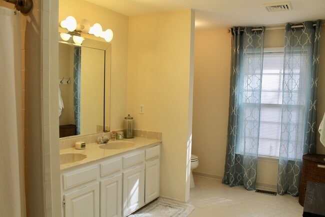 Building Photo - Spacious, Open Floor Plan at the end of 81...