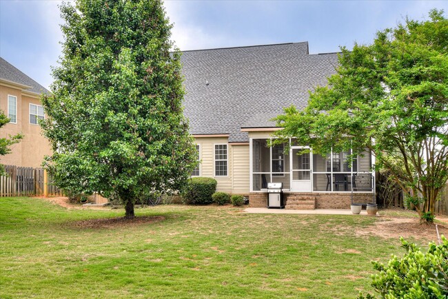 Building Photo - 5 Bed/3 Bath home with Primary Bedroom & a...