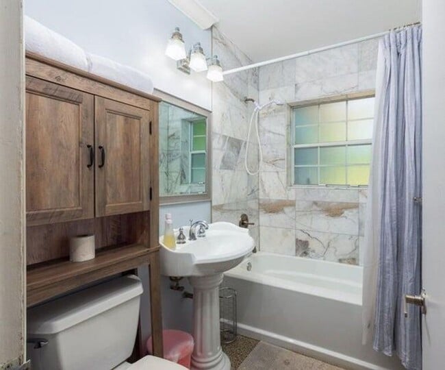 Building Photo - 145 SE 3rd Ave