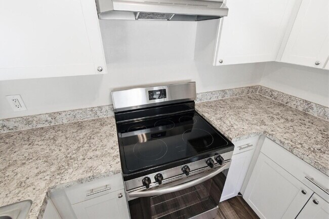 Building Photo - "Charming 3-Bedroom Oasis with 2 Baths on ...