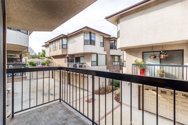 Building Photo - 514 N Isabel St