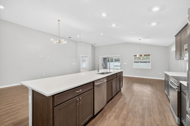 Building Photo - New Spacious 4 Bed - W/Amenities!