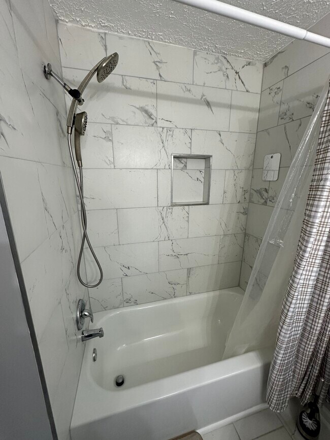 Building Photo - 2828 Emery Dr