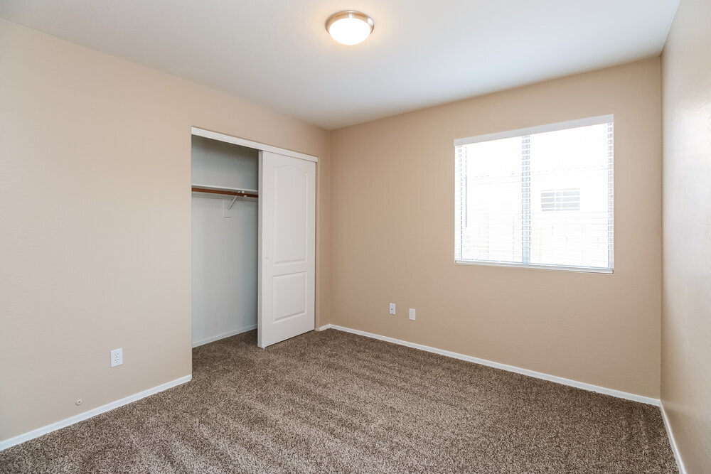 Building Photo - 832 E Baylor Ln