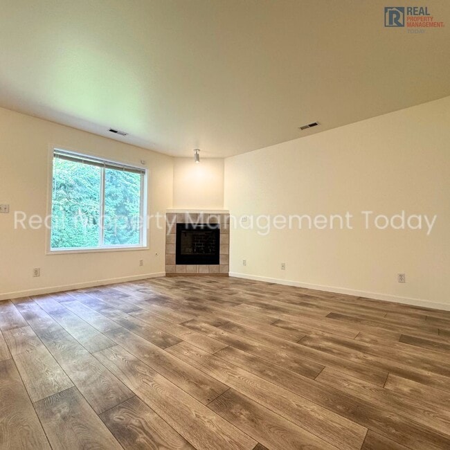 Building Photo - Cozy 2 Bedroom Townhouse + Garage Near Lak...