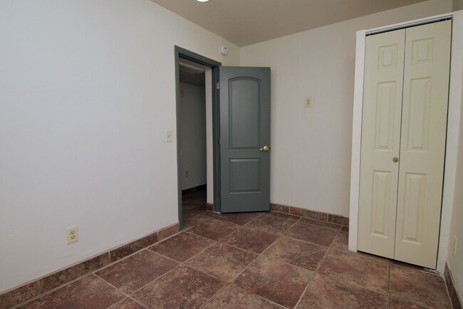 Building Photo - Stand Alone 2 Bed 1 Bath with Private Yard...
