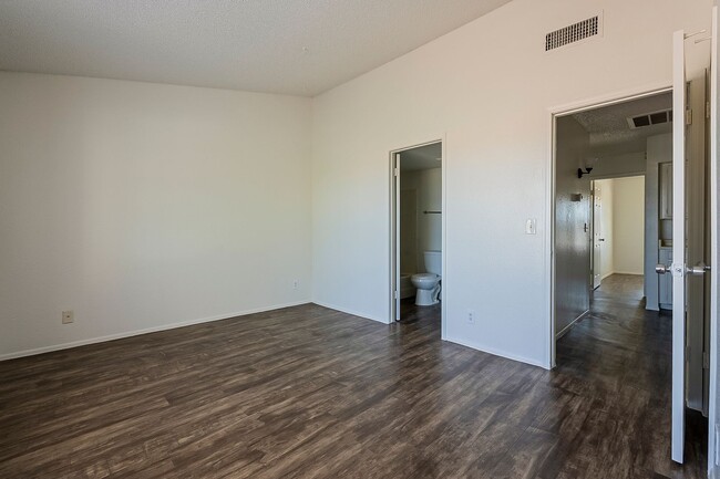 Building Photo - 5821 N 59th Dr