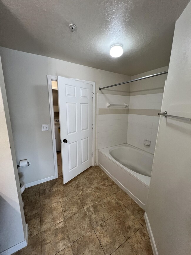 Building Photo - 2801 Chancellorsville Dr