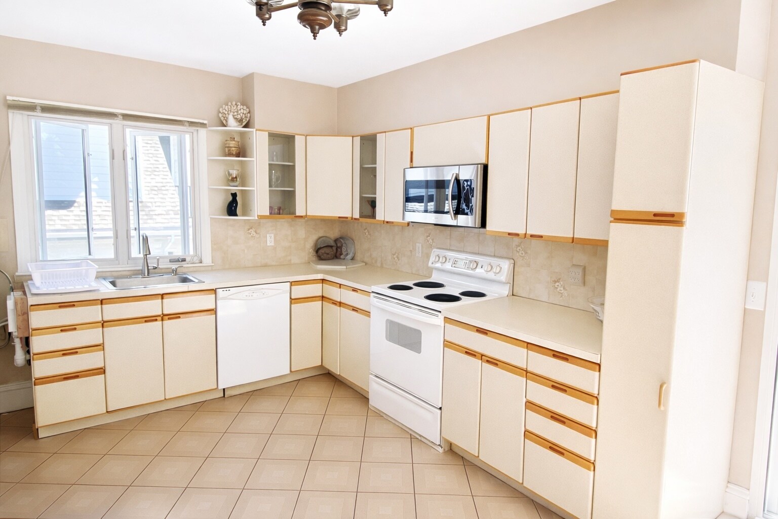 Eat-In Kitchen - 208 Rawson Rd